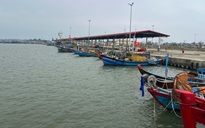 Cần sớm gỡ nút thắt cảng cá: Ngư dân vất vả tìm đường vào bờ