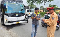 CSGT TP.HCM phạt hàng loạt tài xế xe khách vi phạm, tìm cách lách luật