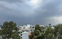 Sấm sét liên hồi, mây đen ngập bầu trời TP.HCM
