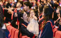 Câu chuyện cảm động về cô gái xinh đẹp bế con lên nhận bằng tốt nghiệp