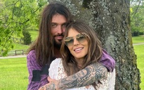 Elizabeth Hurley hé lộ chuyện tình bên cha của Miley Cyrus