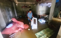 Lũ tràn về quá nhanh bà con không kịp trở tay