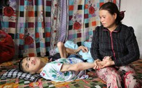 Người mẹ nghèo khó khăn chăm con trai bại liệt