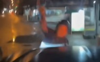 2 anh em ruột chặn đầu ô tô ở Hóc Môn, ném đá nứt kính