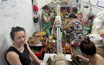 Người Hoa ở TP.HCM hối hả gói bánh bá trạng, khách phải đặt trước cả tháng