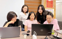 Cả văn phòng gen Z hỗ trợ thực tập sinh U50