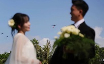Bộ ảnh cưới 'có một không hai': 'Bắt' được khoảnh khắc trực thăng kéo cờ trên bầu trời