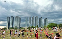 'Đồi chong chóng' sát trung tâm TP.HCM gây sốt dịp lễ: Ùn ùn người check-in chụp ảnh