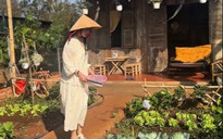 Cô gái xinh đẹp và cuộc sống trong căn nhà gỗ với vườn rau xanh