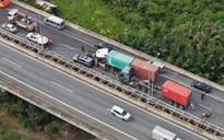 Tai nạn liên hoàn trên cao tốc: Ùn ứ xe ô tô xếp hàng dài ở Cát Lái, cầu Phú Mỹ