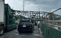 TP.HCM: Cần cẩu ngã đè 2 ô tô trên cầu vượt Mỹ Thủy