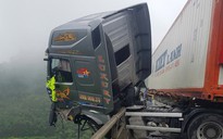 Tai nạn liên hoàn, cabin xe đầu kéo treo lơ lửng trên lan can cầu cao tốc