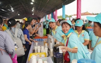 Vesak 2025: Bếp ăn 'khổng lồ' quy tụ 1.200 tình nguyện viên, phục vụ người dân miễn phí