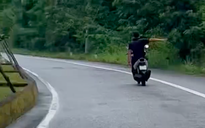 Phú Quốc: Xử lý một khách nước ngoài chạy xe buông tay, đánh võng