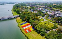 Kỳ công lá cờ khổng lồ bên bờ sông Hương mừng đại lễ Phật đản