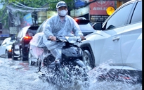 Áp thấp nhiệt đới hướng vào Hoàng Sa, trút mưa lớn 450 mm xuống miền Trung