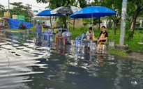 TP.HCM mưa xối xả sáng nay: Đường ngập, nhiều người lội nước đi làm