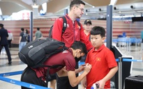 Đội tuyển Việt Nam trầm lắng về nước sau nỗi buồn thất bại, HLV Kim Sang-sik vỗ về học trò