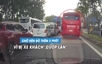 Ô tô phải chờ đèn đỏ thêm gần 2 phút vì bị xe khách 'cướp làn'