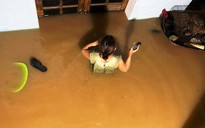 Mưa lớn cùng với thủy điện xả lũ, cả ngôi làng ở Quảng Nam bị cô lập