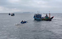Tàu cá bị chìm ở vùng biển Lý Sơn, 11 ngư dân may mắn được cứu sống