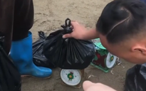 Du khách bị cân thiếu khi mua hải sản ở Sầm Sơn