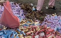 Hàng nghìn thỏi son đổ ven đường Hà Nội, nhiều người mang túi đến nhặt