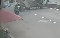 Xe tải tông dải phân cách lật ngang, suýt đè trúng 2 người ở TP.HCM