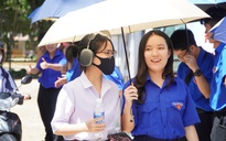 Sẵn sàng che nắng, che mưa cho thí sinh