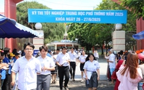 Thi tốt nghiệp THPT 2025: Thí sinh Phú Yên bật khóc khi đọc đề ngữ văn