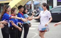 Còn vài ngày bảo vệ khóa luận, tình nguyện viên vẫn nhiệt tình tiếp sức mùa thi
