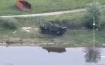 Binh sĩ Nga táo bạo cướp xe bọc thép Ukraine?