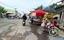 Buôn bán lấn chiếm trên cầu