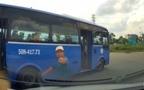 TP.HCM: Xe buýt chặn ngang đường Võ Nguyên Giáp, tài xế chỉ trỏ người đi đường