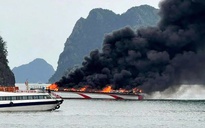 Tàu khách cao tốc bốc cháy dữ dội trên biển Vân Đồn