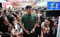 Hàng trăm bạn trẻ vây quanh 'nam thần quân đội' Lê Hoàng Hiệp tại ga Sài Gòn