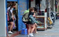 Tiểu thương phố cổ Hà Nội 'hé cửa' bán hàng trong đợt cao điểm chống hàng giả