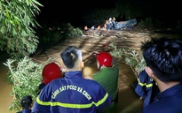 Công an TP.Huế xuyên đêm cứu 4 người dân mắc kẹt trong dòng lũ