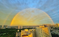 Cầu vồng rực rỡ 'ôm trọn' các tòa nhà cao tầng TP.HCM chiều nay
