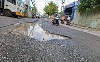 Đường nhiều ổ gà, đi lại khó khăn