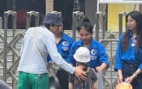 Nam sinh mang theo em đi thi lớp 10 gây 'bão mạng'