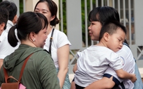 Khoảnh khắc nặng tình trong những ngày thi lớp 10 'nhẹ lòng'