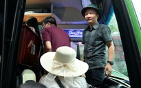 Cán bộ dậy từ sáng sớm, hướng dẫn xe đưa viên chức sang Ninh Bình làm việc