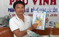 Hai anh em trúng độc đắc 10 tỉ, thuê xe 16 chỗ đến đại lý nhận tiền mặt