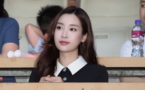 Hoa hậu Đỗ Mỹ Linh mặc thanh lịch đi cổ vũ chồng