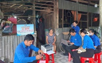 Đội hình lưu động đến tận nhà dân hỗ trợ thủ tục hành chính