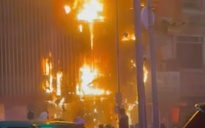 TP.HCM: Cháy tòa nhà thức ăn nhanh ở vòng xoay Lý Thái Tổ