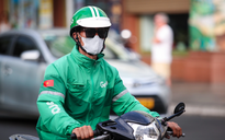 Đeo tai nghe khi lái xe nhưng người bị phạt, người… không sao: CSGT nói lý do