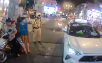CSGT TP.HCM đón taxi, mở đường đưa người đi cấp cứu: Người dân phản ứng bất ngờ