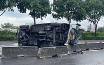 TP.HCM: Hai xe tông dải phân cách, đường Đỗ Mười ùn ứ kéo dài